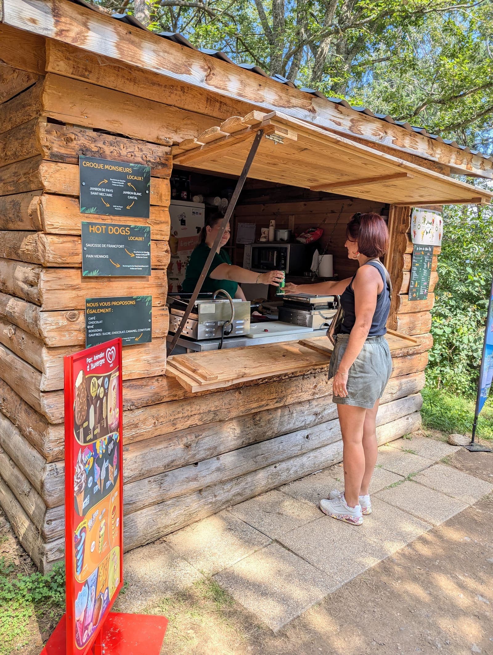 Famille préparant sa visite au Parc Animalier d'Auvergne